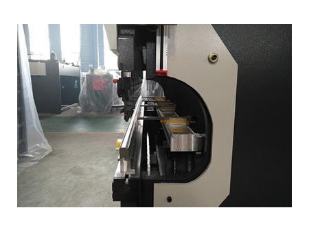 Plegadora CNC con bomba bidireccional y servomotor ESA S630