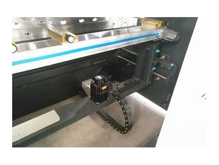 Plegadora CNC con bomba bidireccional y servomotor ESA S630