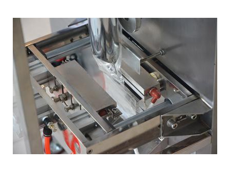 Envasadora vertical, MK-60HY                   (Para productos con forma irregular y líquidos), con sellado posterior central