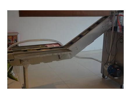 Envasadora vertical, MK-60HY                   (Para productos con forma irregular y líquidos), con sellado posterior central
