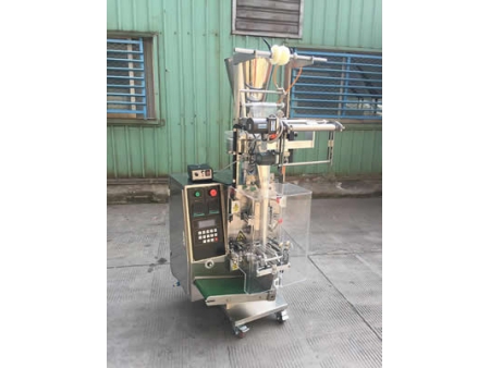 Máquina formadora, llenadora y selladora automática de paquetes de productos granulados