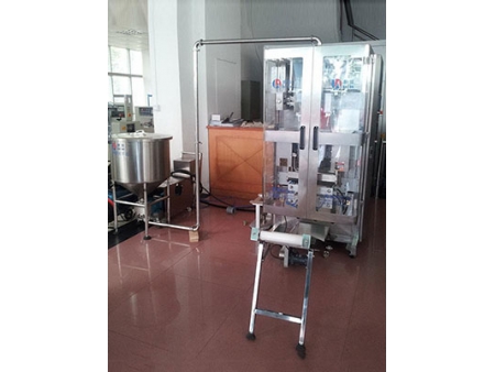 Máquina llenadora y selladora de líquidos y pastas vertical