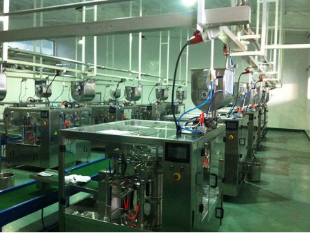 Máquina llenadora y selladora de envases de líquidos y pastas