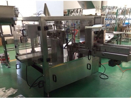 Máquina llenadora y selladora de envases de líquidos y pastas