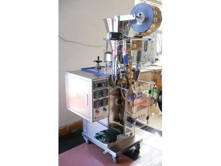 Máquina llenadora y selladora de bolsas de té