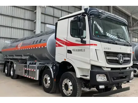 Camión cisterna de combustible 8×4