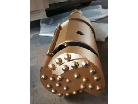 Sistema de perforación con revestimiento concéntrico de doble ala