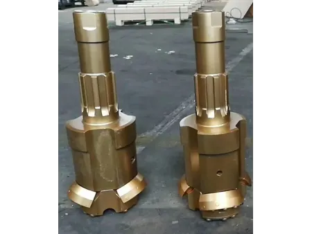 Sistema de perforación con revestimiento concéntrico con mordazas