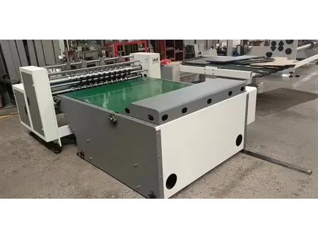 Máquina cortadora y ranuradora para separadores de cartón