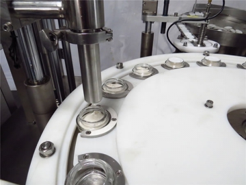 Máquina llenadora, selladora y tapadora de cremas