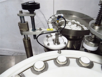Máquina llenadora, selladora y tapadora de cremas